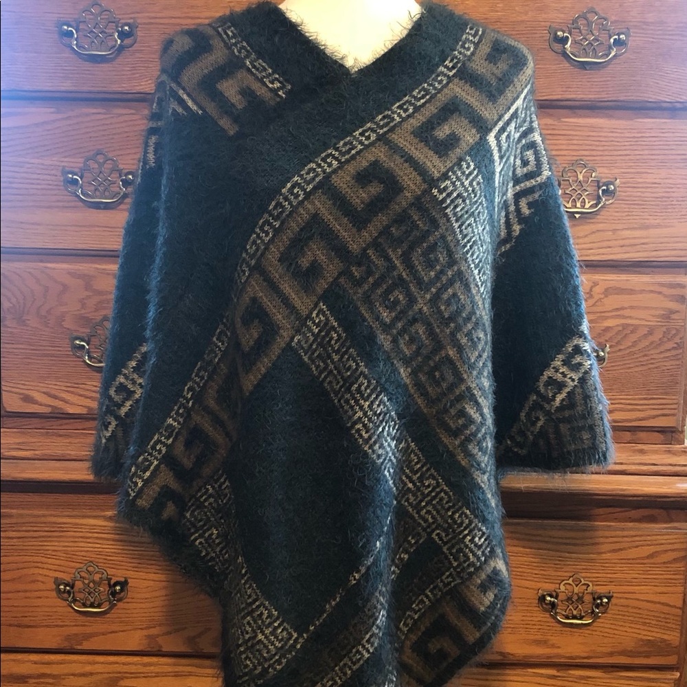 Women’s Geometric Grecian Poncho Cape Shawl Sweater Viscose/Acrylic NWOT